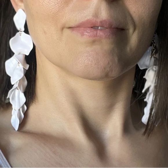 ✨NWT White Pearl Petal Drop Earrings ✨ with GIFT BOX 🎁 - Picture 4 of 4